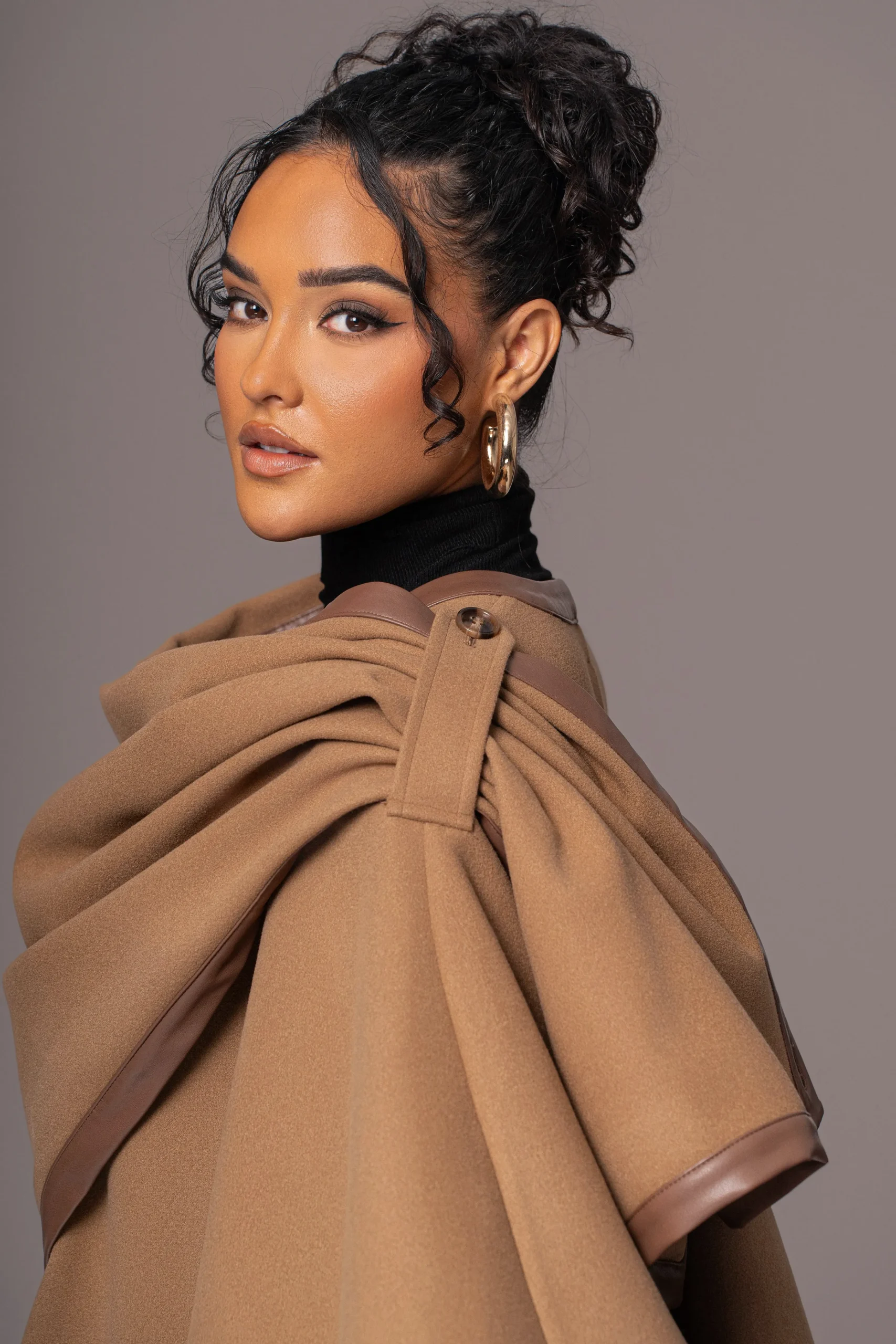 camel_felt_and_faux_leath_10.webp JLUXLABEL Camel Felt And Faux Leather Shawl