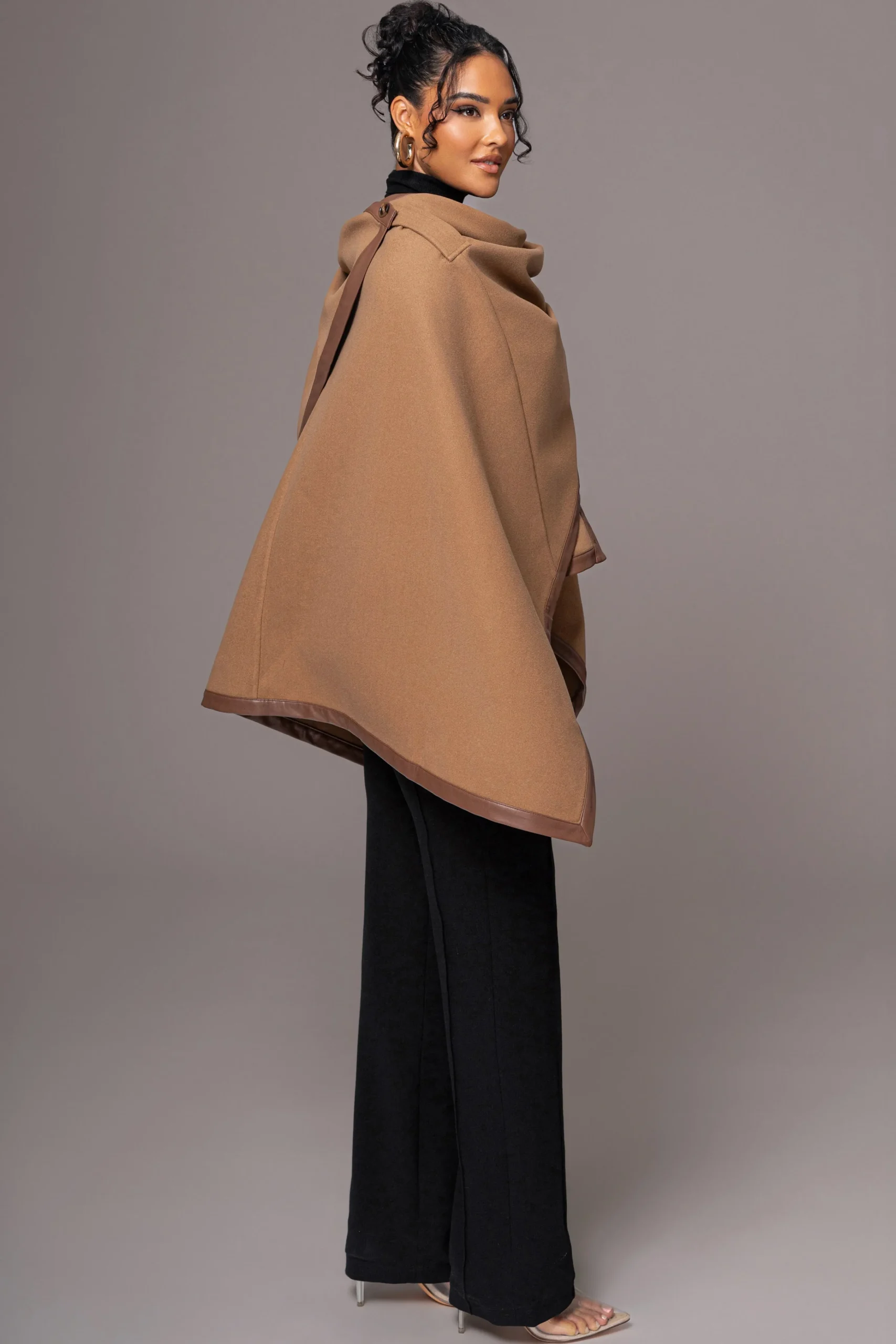 camel_felt_and_faux_leath_11.webp JLUXLABEL Camel Felt And Faux Leather Shawl