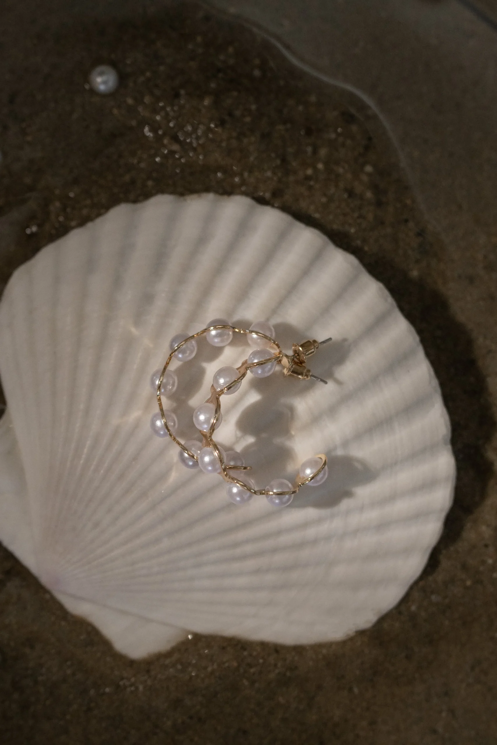 gold_enchanted_pearl_hoop_1.webp JLUXLABEL Gold Enchanted Pearl Hoops