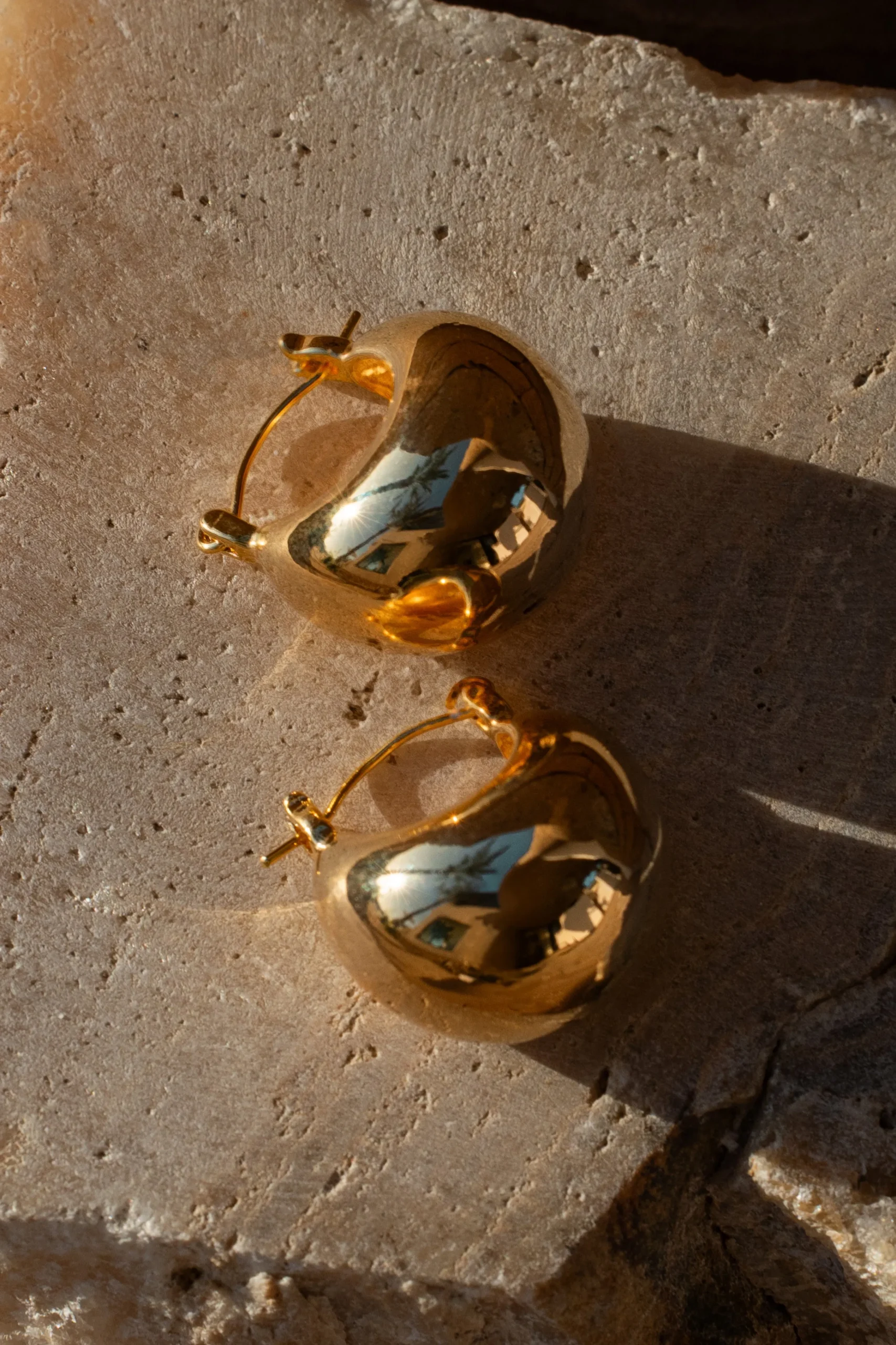 gold_huggie_hoop_earrings_1.webp JLUXLABEL Gold Huggie Hoop Earrings