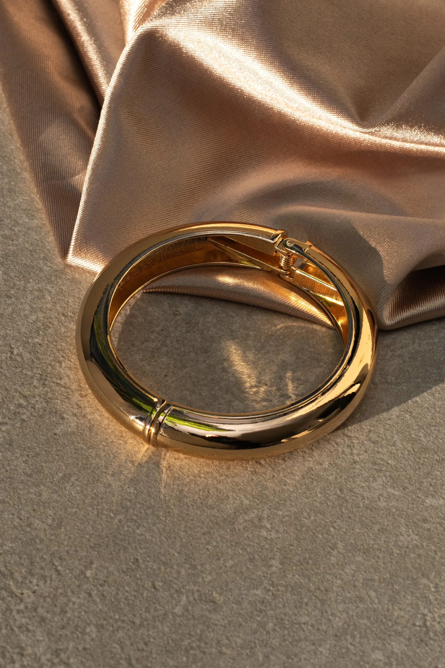 gold_myra_hinge_bracelet_1.webp JLUXLABEL Gold Myra Hinge Bracelet