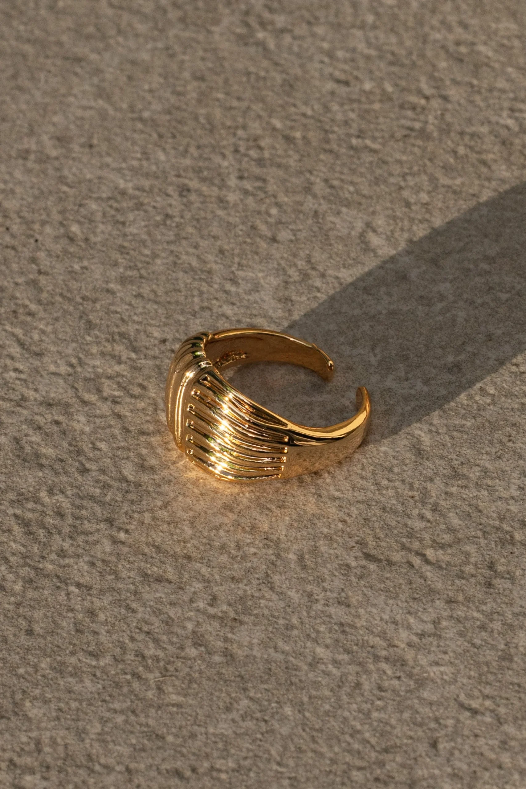 gold_texture_open_ring_0.webp JLUXLABEL Gold Texture Open Ring