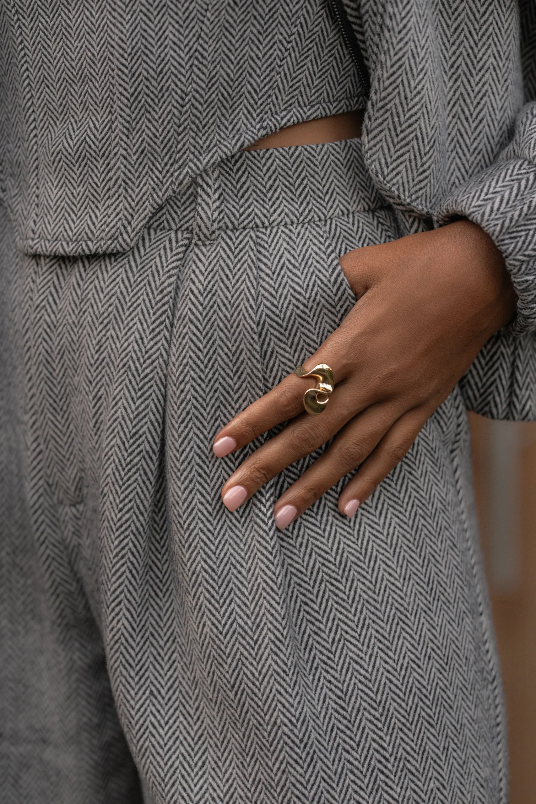 gold_wavy_ring_0.webp JLUXLABEL Gold Wavy Ring
