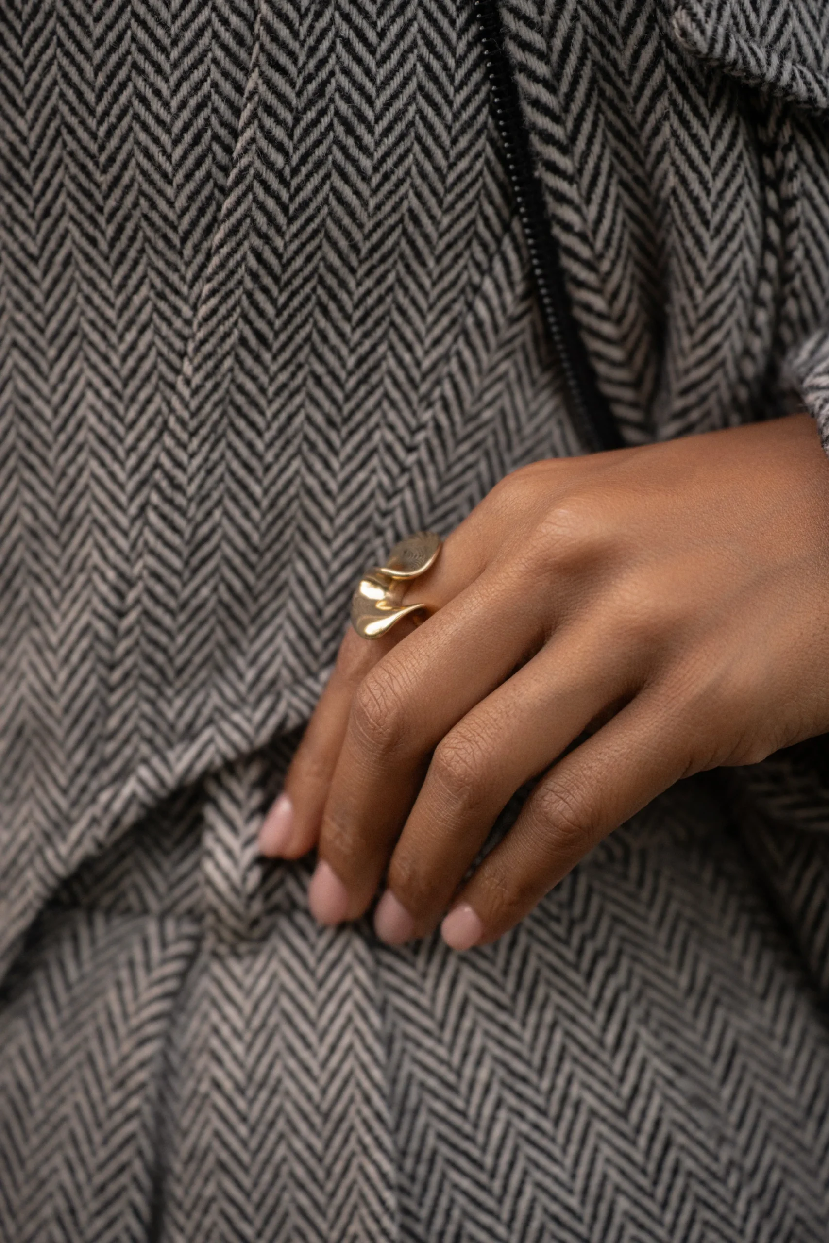 gold_wavy_ring_1.webp JLUXLABEL Gold Wavy Ring