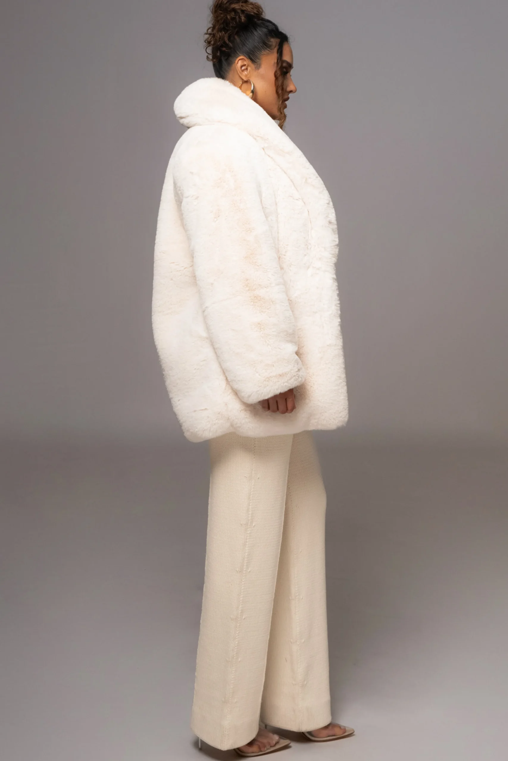 ivory_refined_faux_fur_ov_15.webp JLUXLABEL Ivory Refined Faux Fur Oversized Coat