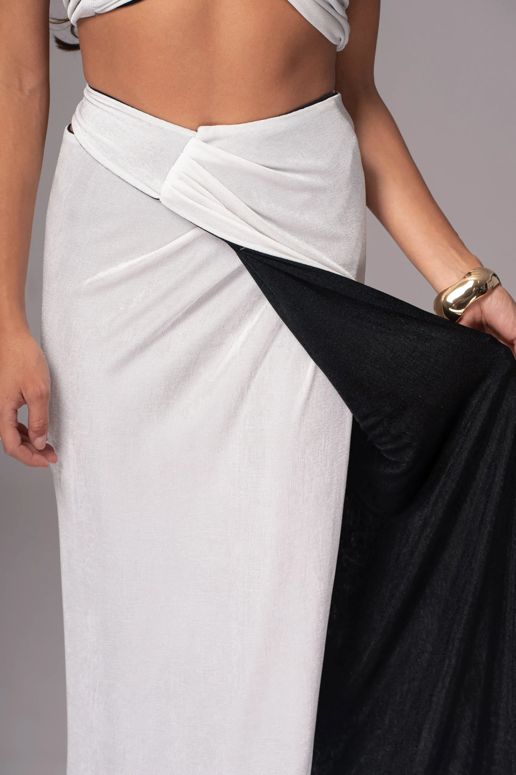 whiteblack_venus_reversib_21.webp JLUXLABEL White/Black Venus Reversible Skirt Set