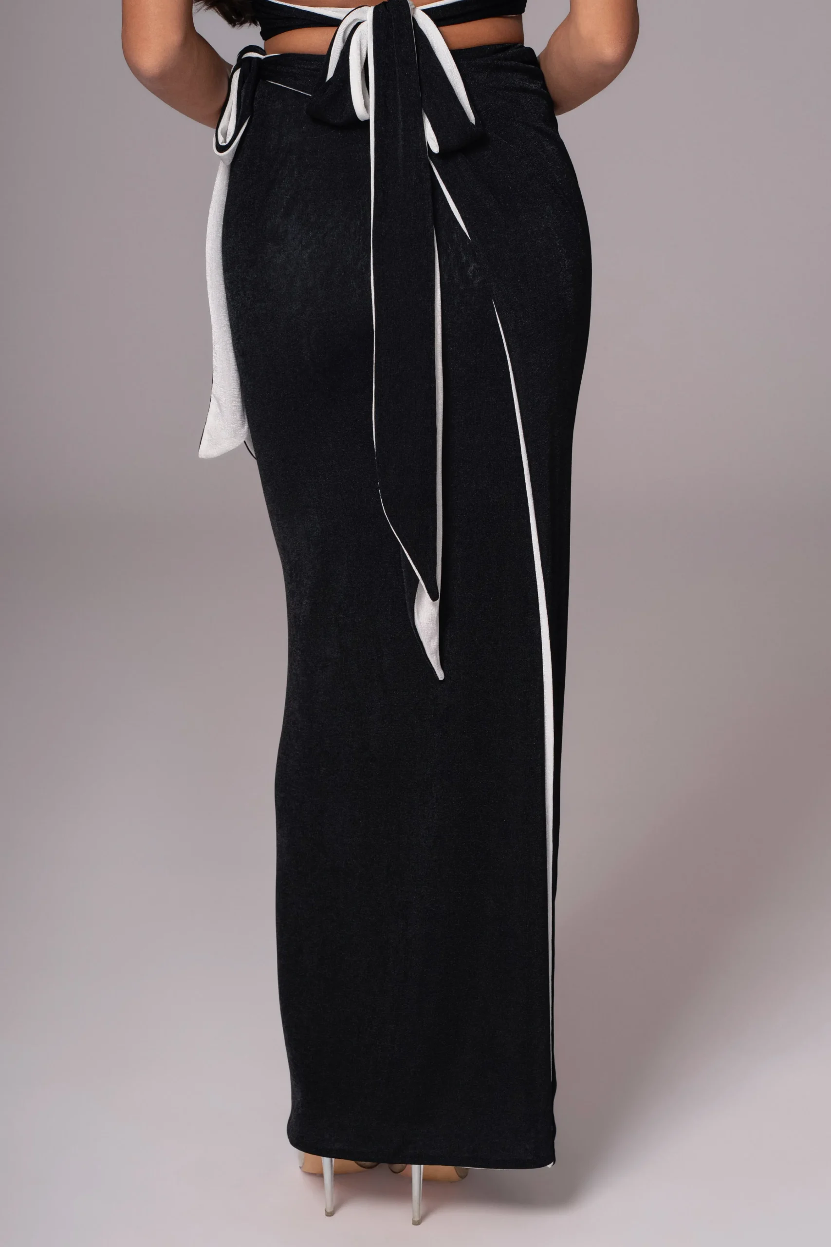 whiteblack_venus_reversib_35.webp JLUXLABEL White/Black Venus Reversible Skirt Set